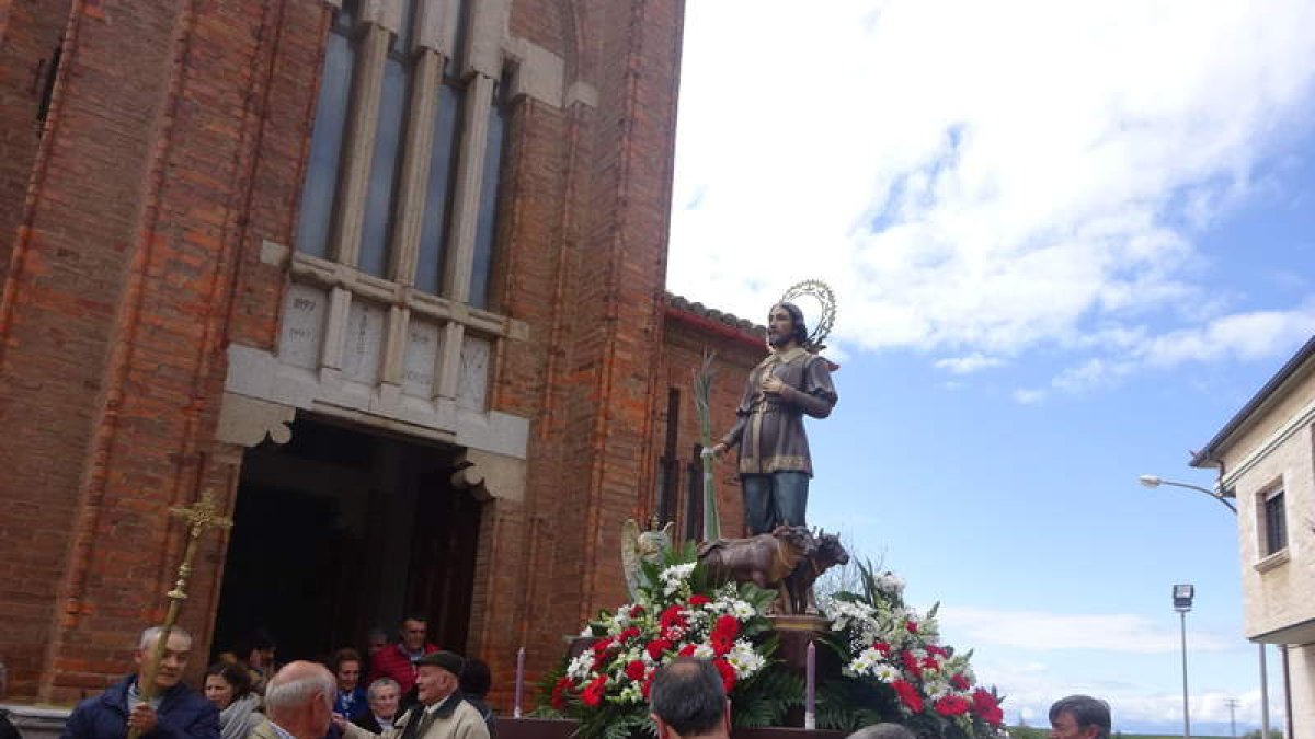 San Isidro sale en procesión de la iglesia de San Andrés. C.N.