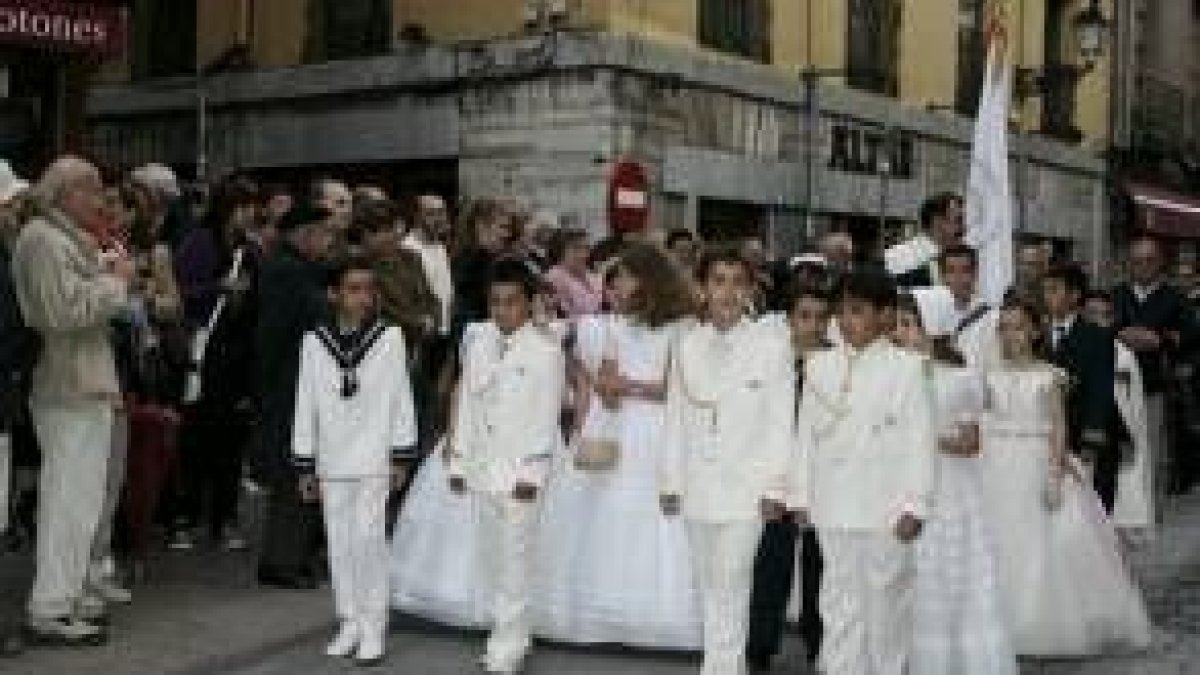 Los niños de primera comunión acompañaron el procesionar
