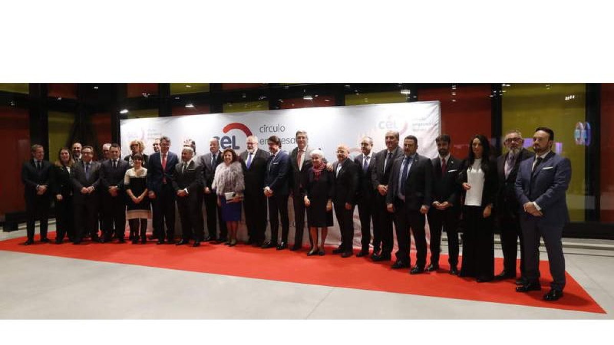 Foto de familia de las autoridades y los galardonados antes del inicio del acto que se celebró en el Palacio de Exposiciones. JESÚS F. SALVADORES