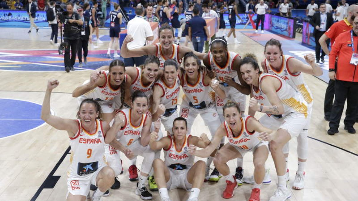 La selección española celebra sobre la pista su victoria en la final del Europeo. ANDREJ CUKIC