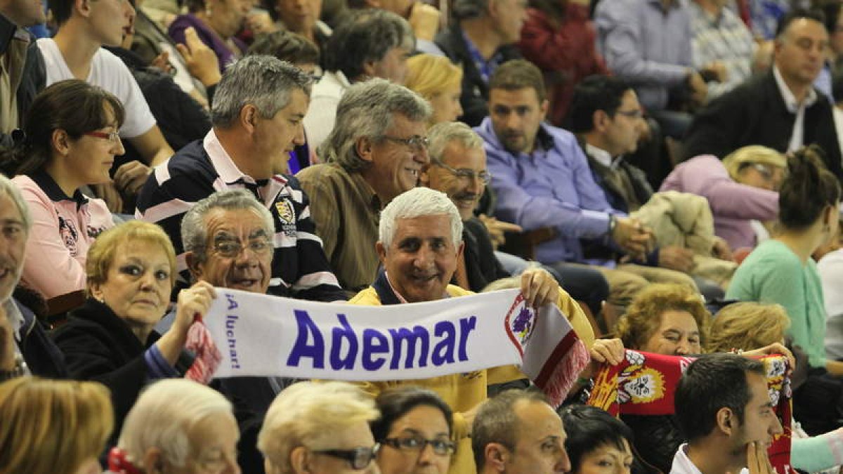 Como es habitual las bufandas de los colores ademaristas poblaban las gradas del Palacio de Deportes.