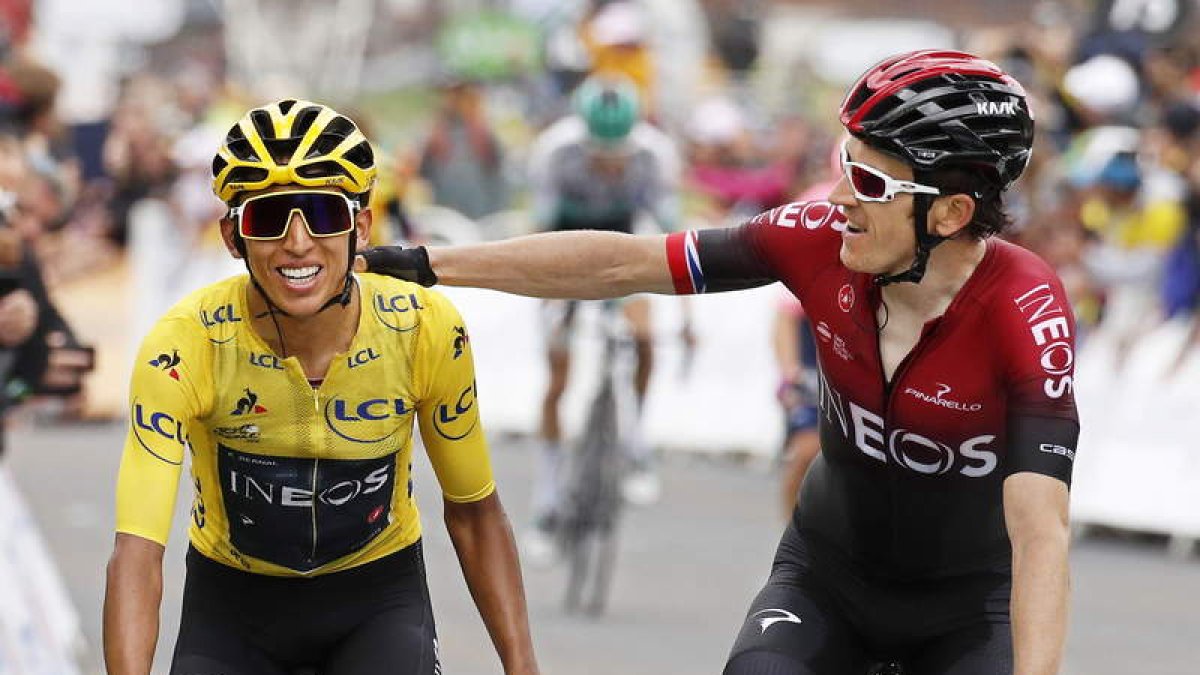 Geraint Thomas felicita a su compañero de equipo Egan Bernal, el gran triunfador del Tour. YOAN VALAT