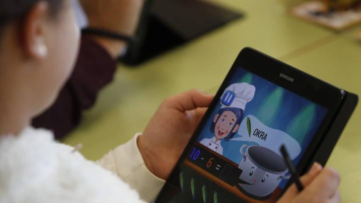 Una alumna de León en una clase con dispositivos móviles para estudiar.