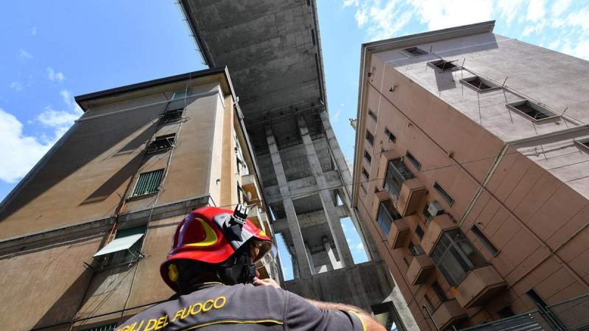 Un bombero bajo el puente que se derrumbó. LUCA ZENNARO