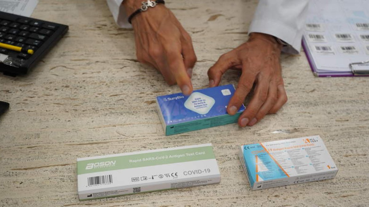 Distintos tipos de test de antígenos que se venden en las farmacias de León para detectar los virus del covid y la gripe, en una imagen de archivo. J. NOTARIO