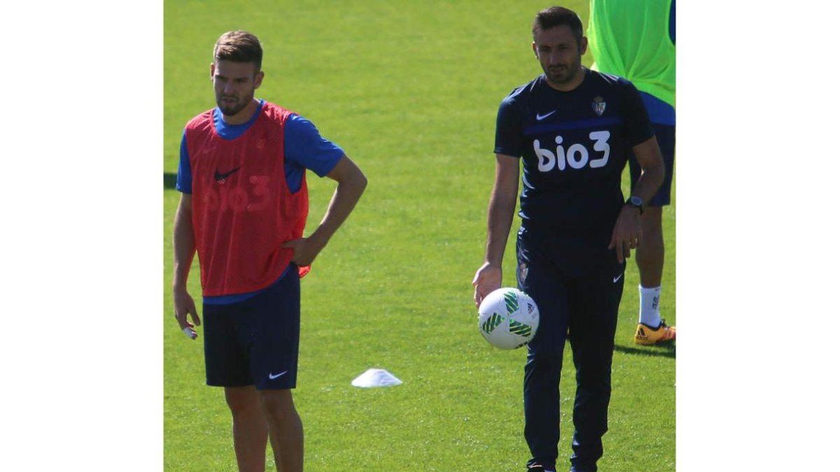 Herrero, a la derecha, junto a David Goldar en un entrenamiento en el Anexo de El Toralín. L. DE LA MATA