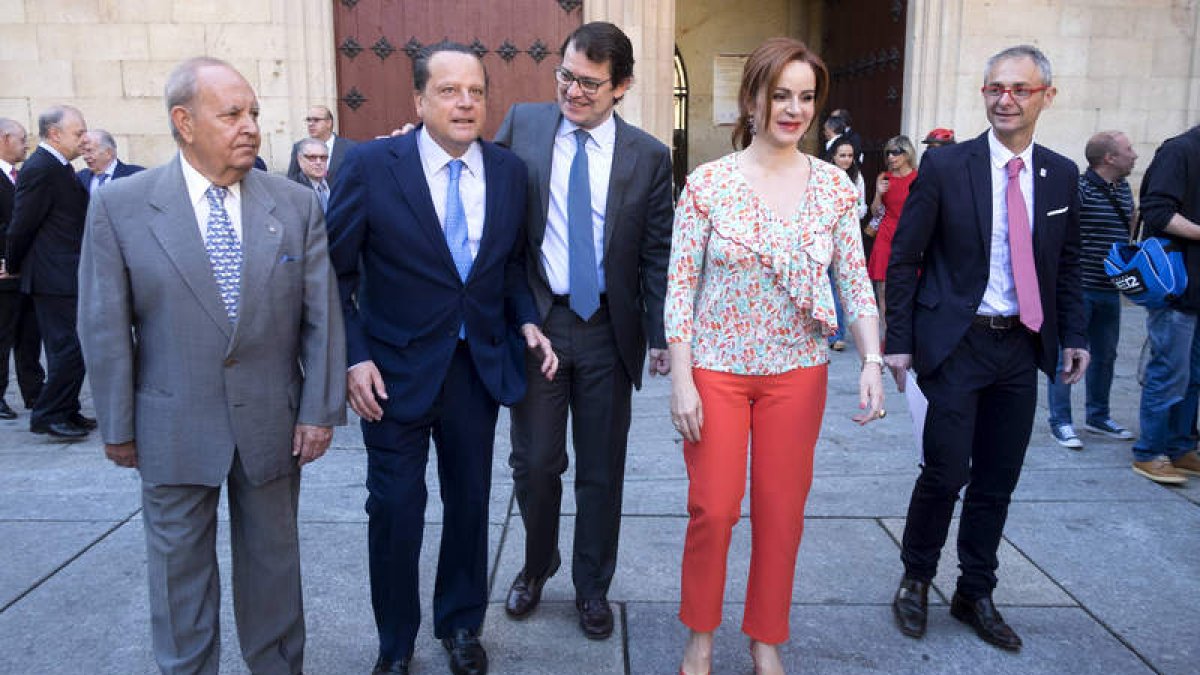 Amilivia estuvo acompañado en Salamanca por Mañueco, Clemente y el rector de la Usal. JESÚS FORMIGO