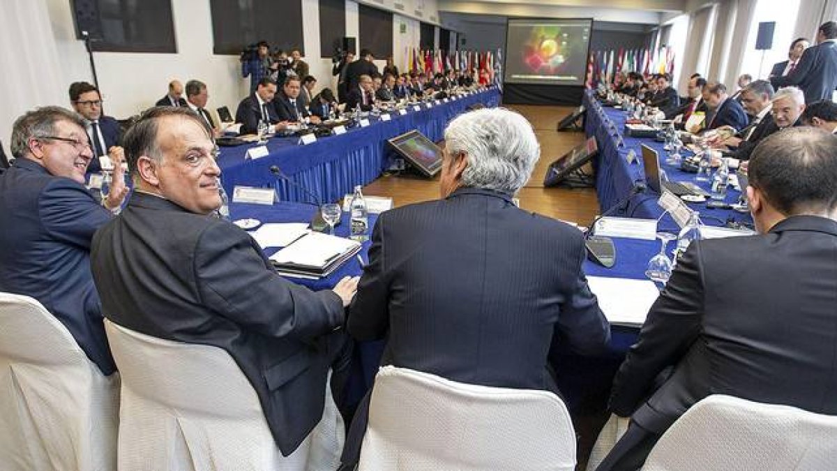 El presidente de la Liga de Fútbol Profesional, Javier Tebas (segundo por la izquierda), preside la asamblea general extraordinaria celebrada en Valencia.
