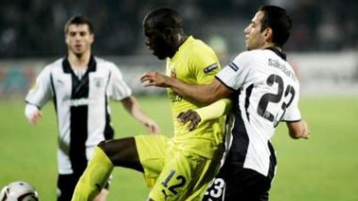 Lefteris Sakellariou, derecha, lucha por el balón con Altidore.