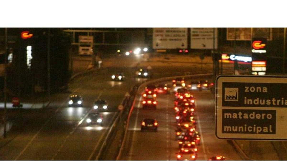 Carga de tráfico contra el cruce de la N-120 en Trobajo. ARCHIVO