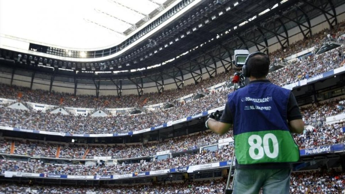 Cámara durante la retransmisión en una cadena de pago de un partido de la Liga de fútbol.
