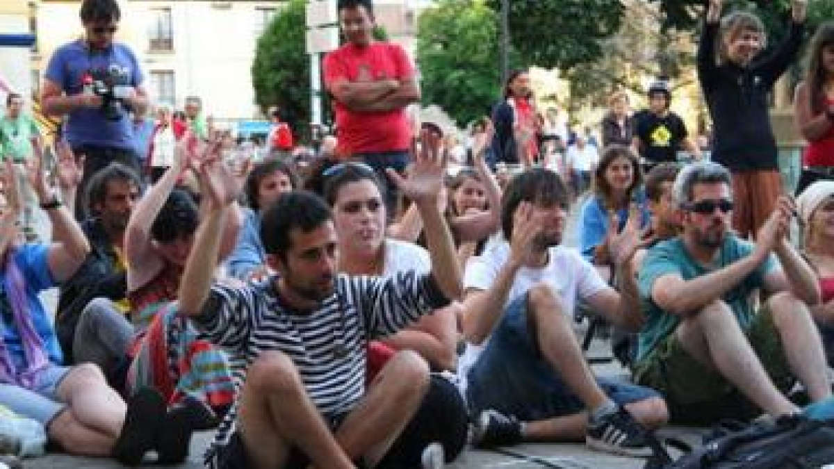 Los indignados en la asamblea celebrada frente a Botines.