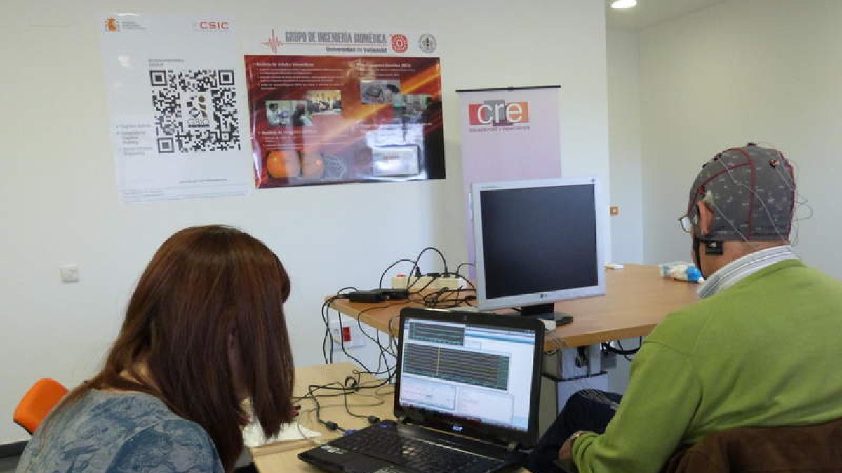 El Brain Computer Interface, empleado en el CRE de San Andrés del Rabanedo, ayuda a prevenir el deterioro cognitivo. DL