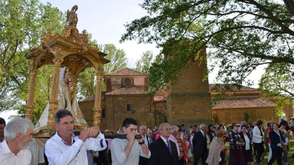 Imagen de la tradicional romería de la Virgen de la Vega en torno al santuario de Cimanes. MEDINA