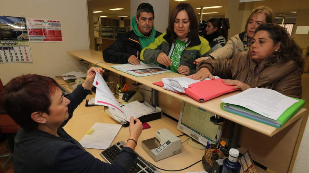 Los padres registraron ayer por la mañana las firmas en la Delegación de Educación tras una concentración