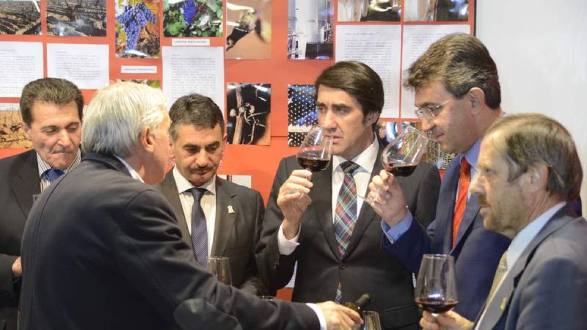 Reyero, Redondo, Suárez-Quiñones, Martínez Majo y Rodrigo brindaron ayer en la feria.