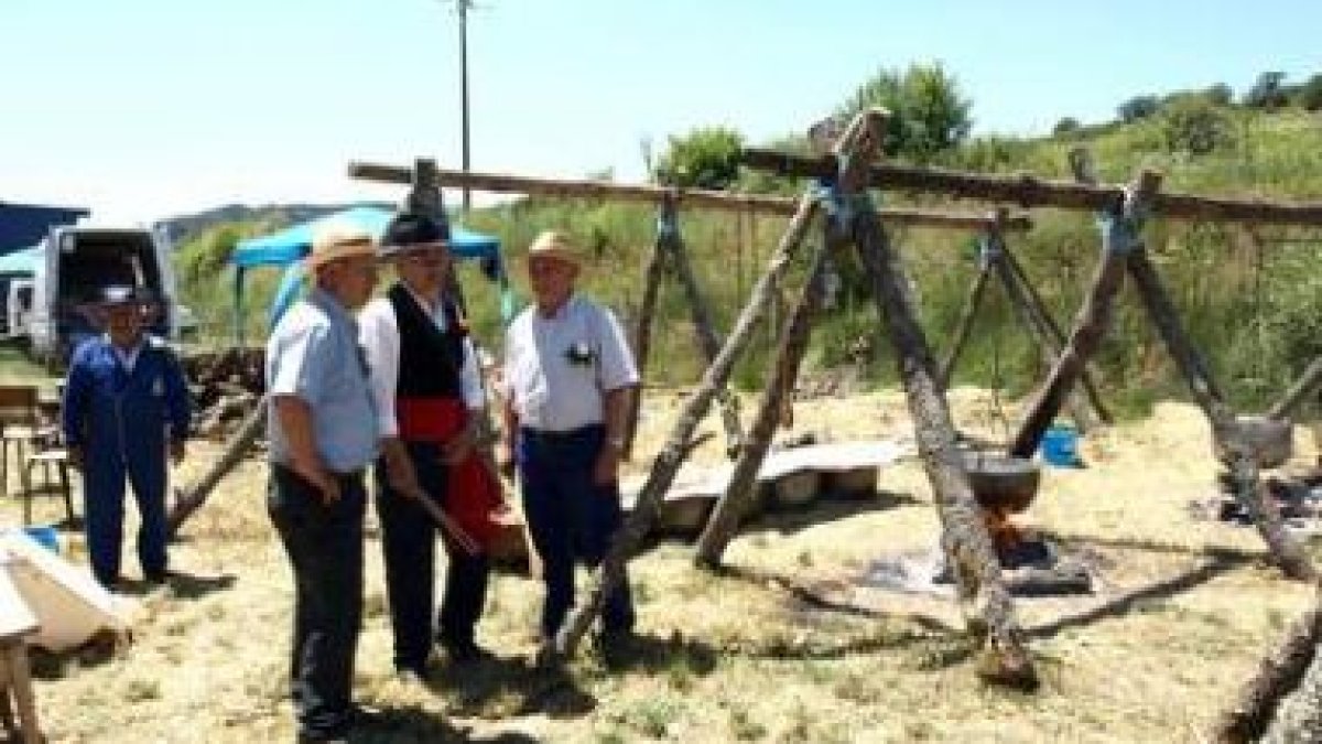 Algunos pastores se encargaron de cocinar la comida pastoril durante la jornada de ayer.