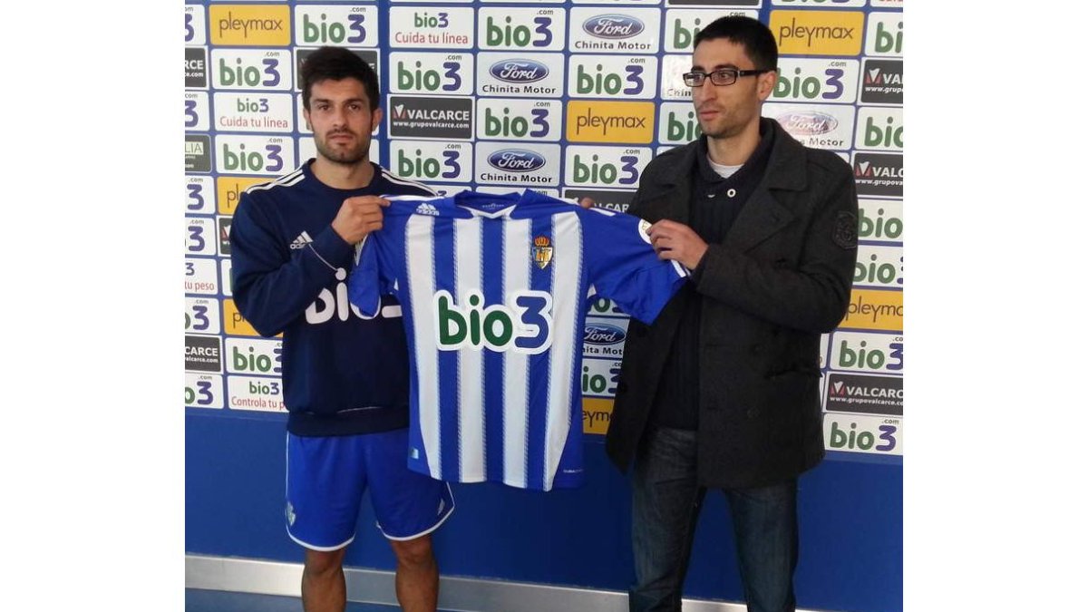 Saúl, con su nueva camiseta durante el acto de presentación que tuvo lugar en El Toralín.