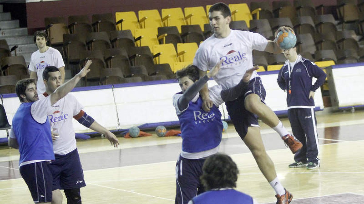Los jugadores del Ademar iniciaron ayer con intensidad los entrenamientos.