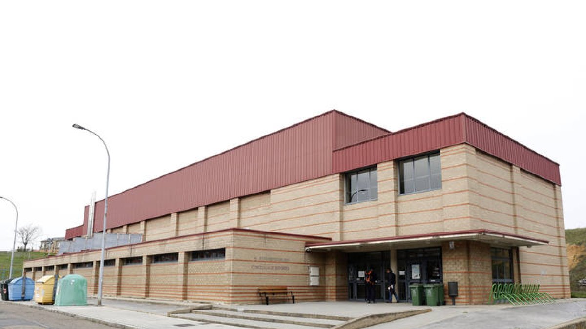 El pabellón de San Esteban acoge a personas sin hogar por la crisis del coronavirus. F. Otero Perandones.