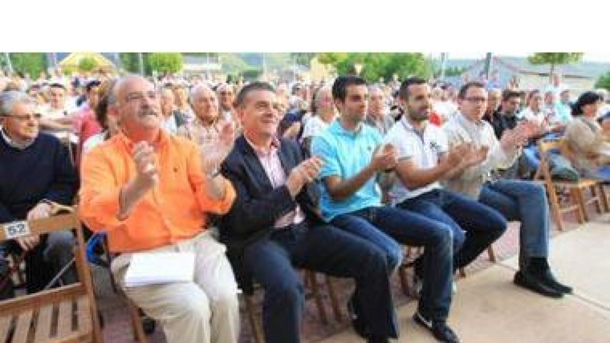 En su último mitin, Ismael Álvarez estuvo arropado por sus paisanos de Dehesas.