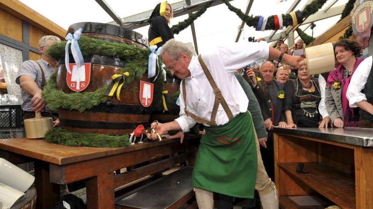 El alcalde de Múnich inaugura el primer barril de cerveza.