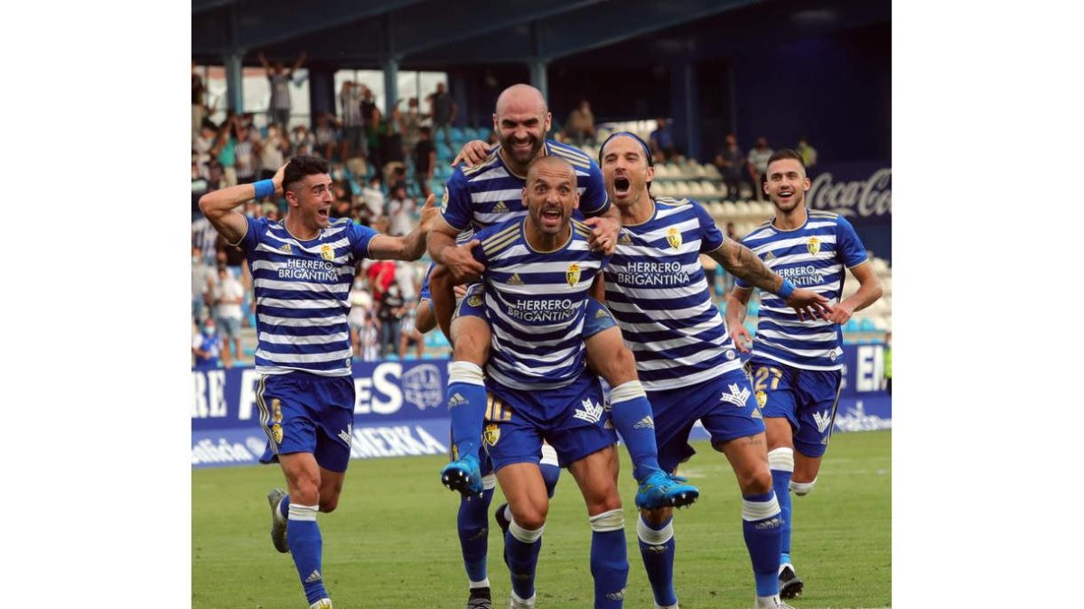 Los jugadores de la Deportiva celebran un gol frente a la UD Almería de esta temporada. ANA F. BARREDO