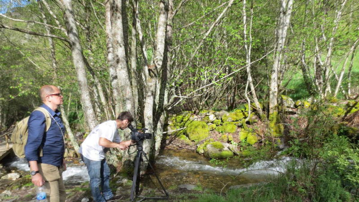 El reportero Nacho Ares y el cámara Guillermo Seijo, en uno de los arroyos del Valle del Silencio.