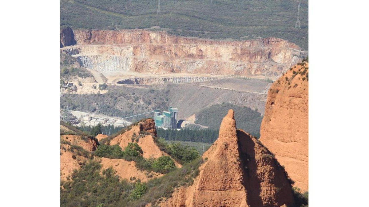 La cantera de Catisa, vista desde el mirador de Orellán tras los picachos de Las Médulas.