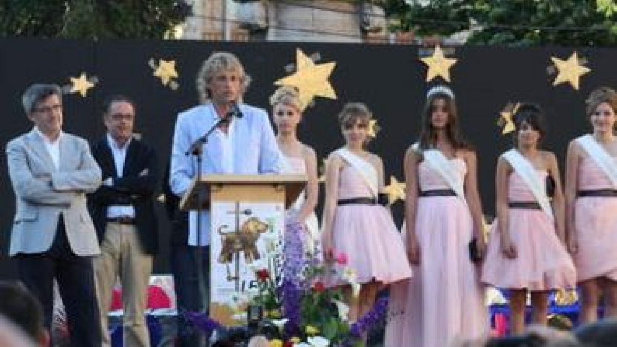 Fernández y Chamorro presencian el pregón de Jesús Calleja.