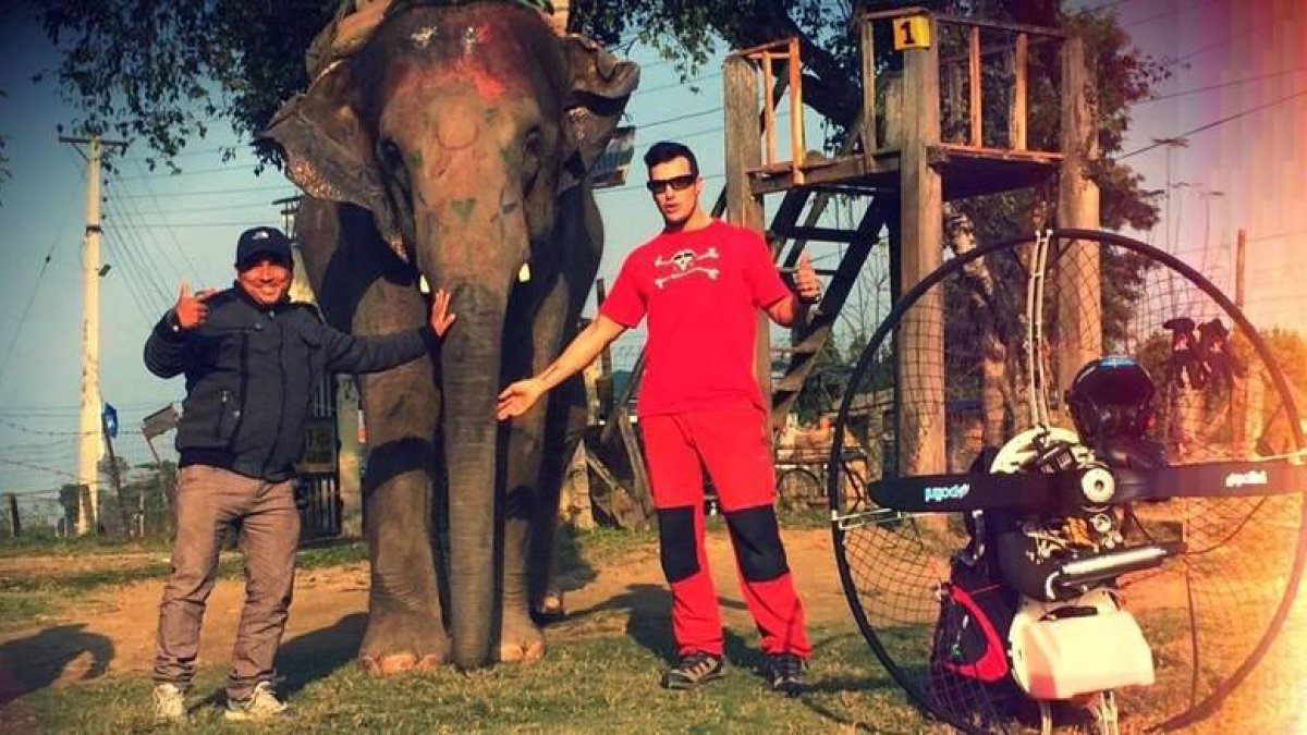 Víctor Rodríguez, 'Moncho', durante su viaje a Nepal para promocionar el paramotor.