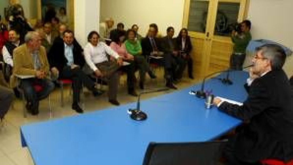 Fernández presentó su proyecto de ejecutiva en la sede del PSOE leonés
