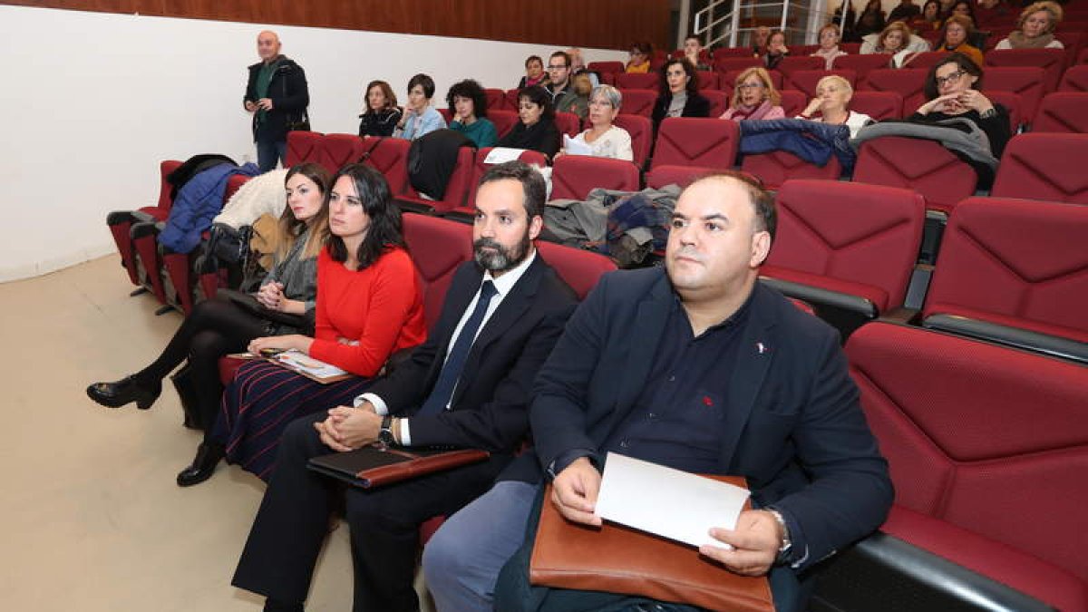 Parte de los ponentes que ayer noche participaron en el acto celebrado en la Uned. L. DE LA MATA