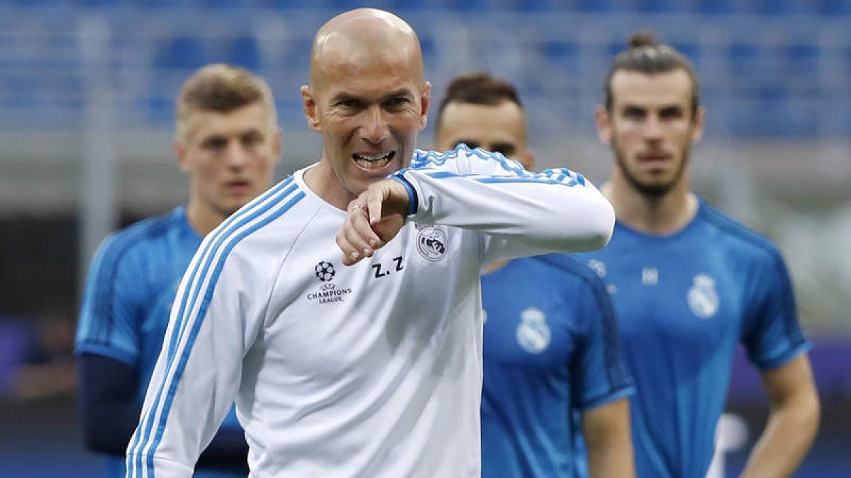 Zidane está satisfecho con la preparación del equipo para el enfrentamiento ante el Sevilla. BALLESTEROS