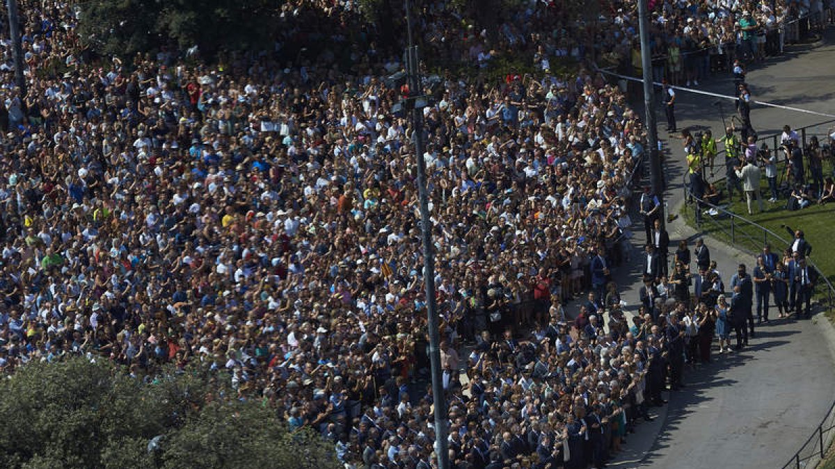 Homenaje a las víctimas con un minuto de silencio, en la Plaza de Cataluña. ALEJANDRO GARCÍA