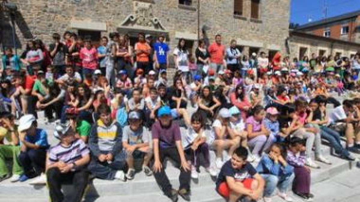 La plaza del Ayuntamiento de Toreno se convirtió en el escenario de una multitudinaria concentración