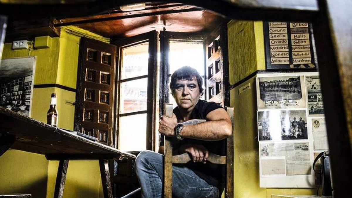 Muñoz, retratado en Casa Benito, presenta esta noche su nuevo título en el Gran Café. DEMIAN ORTIZ