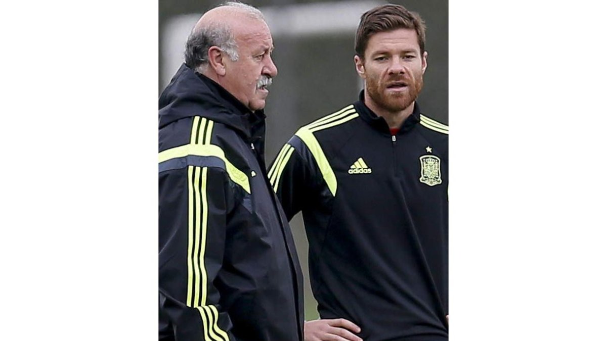 Xabi Alonso dialoga con Del Bosque en un entrenamiento.