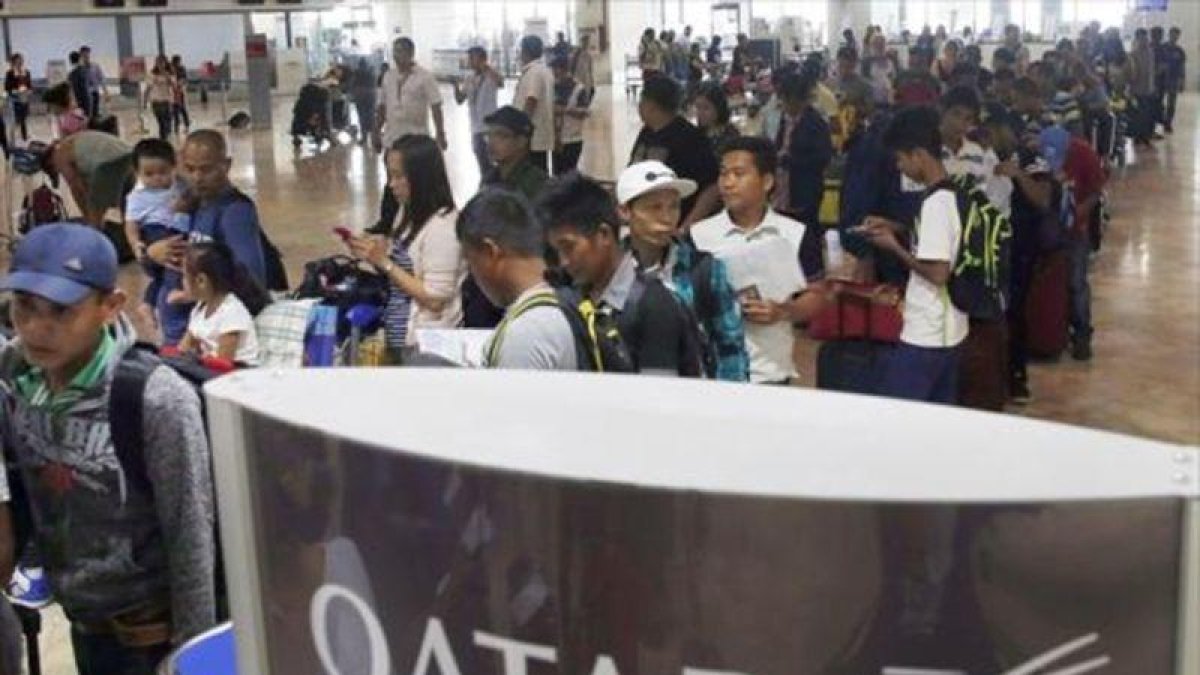 Trabajadores filipinos, a la espera de poder viajar a Qatar.