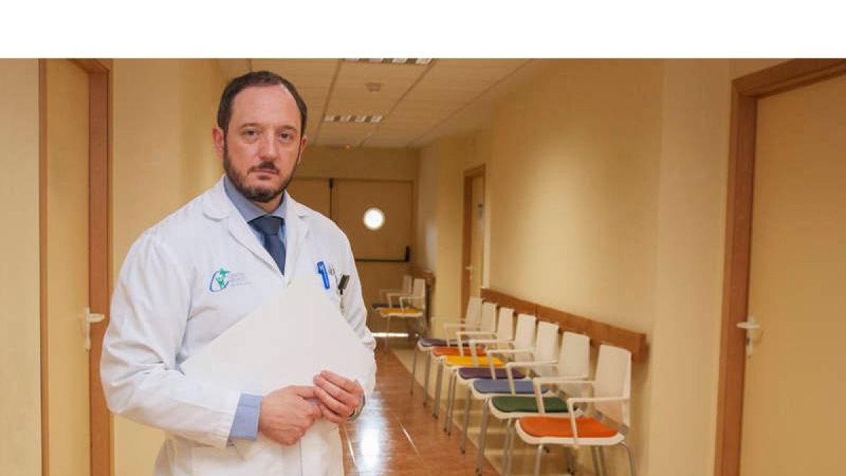 José Mª Torres, neurocirujano en el Centro Médico de Asturias, experto en técnicas mínimamente invasivas.