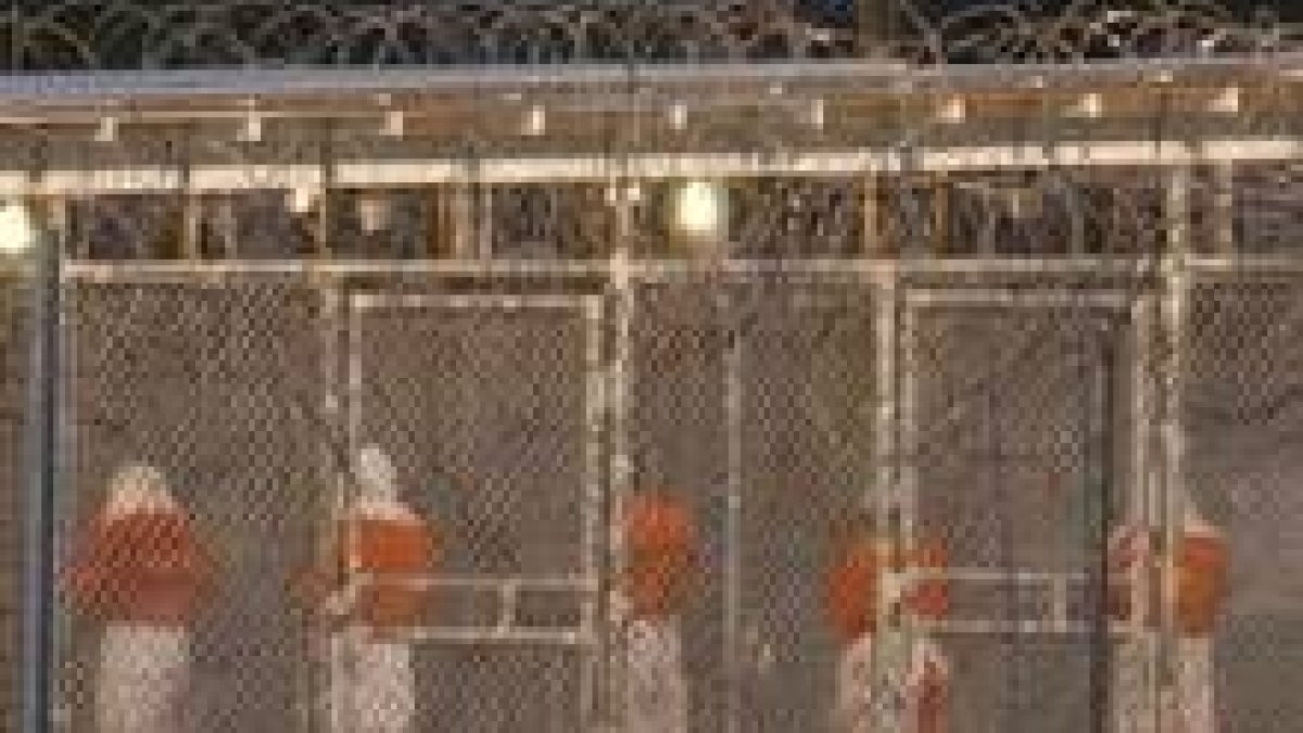 Prisioneros talibanes encerrados en Guantánamo rezan mirando a la Meca