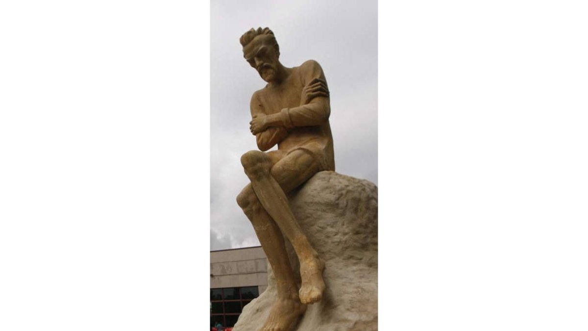El Quijote, en el Campus, en pose reflexiva. J.F. SALVADORES