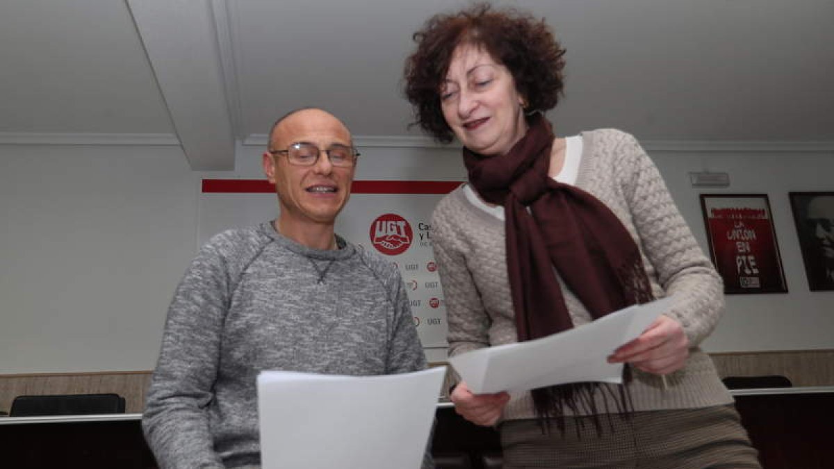 Javier Sánchez y Blanca Rivas, de la Federación de Empleados Públicos de UGT en el Bierzo. ANA F. BARREDO