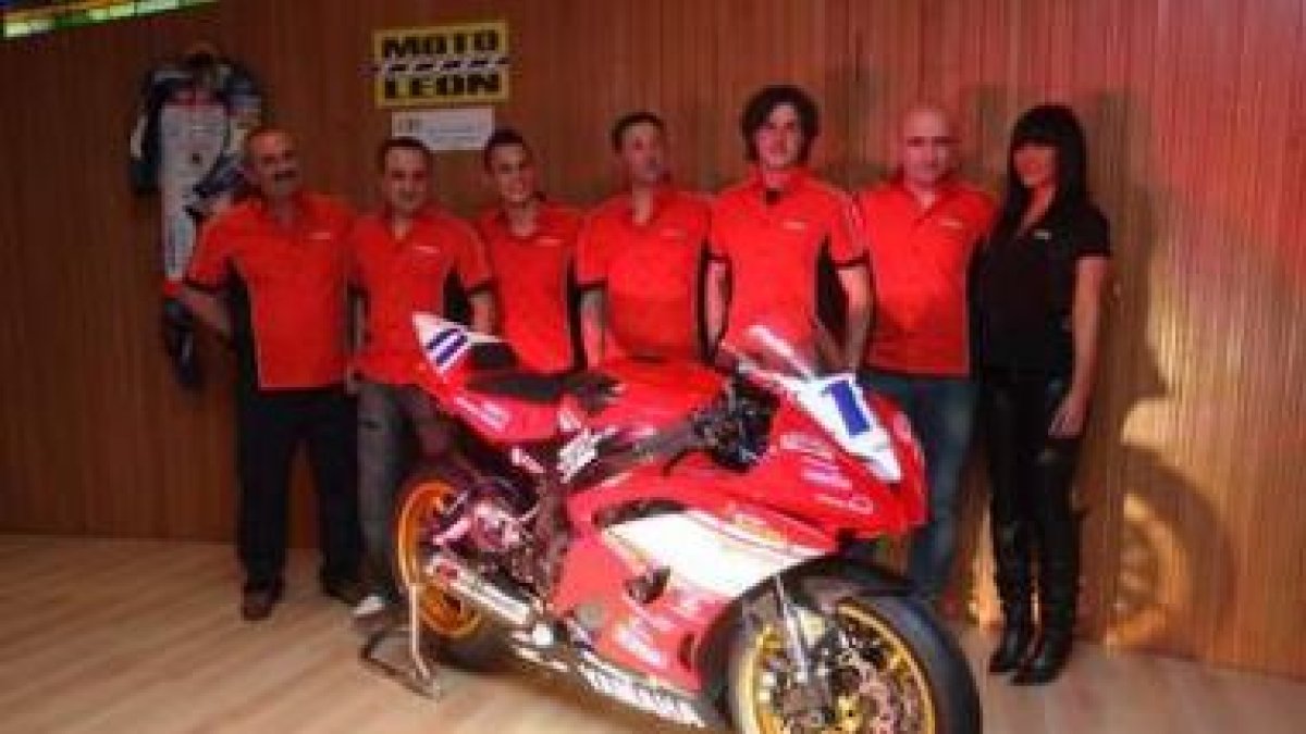 Isaac García aparece en la imagen junto al resto de su equipo.