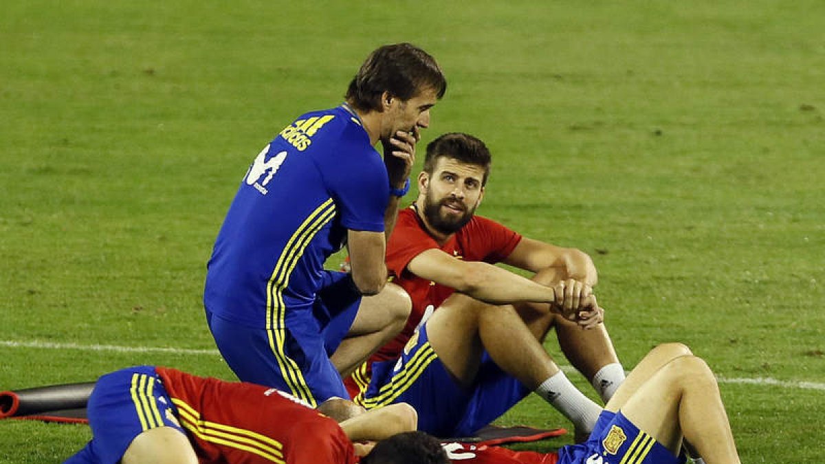 Lopetegui roedeado de sus jugadores en un entrenamiento con España. MANUEL LORENZO