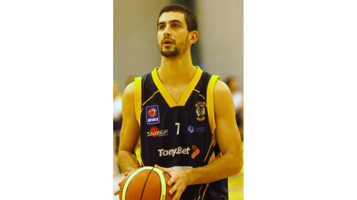 Fernández Riol, con el número 7 de la camiseta que luce en los Worcester Wolves donde está firmando los mejores registros de su trayectoria como jugador.