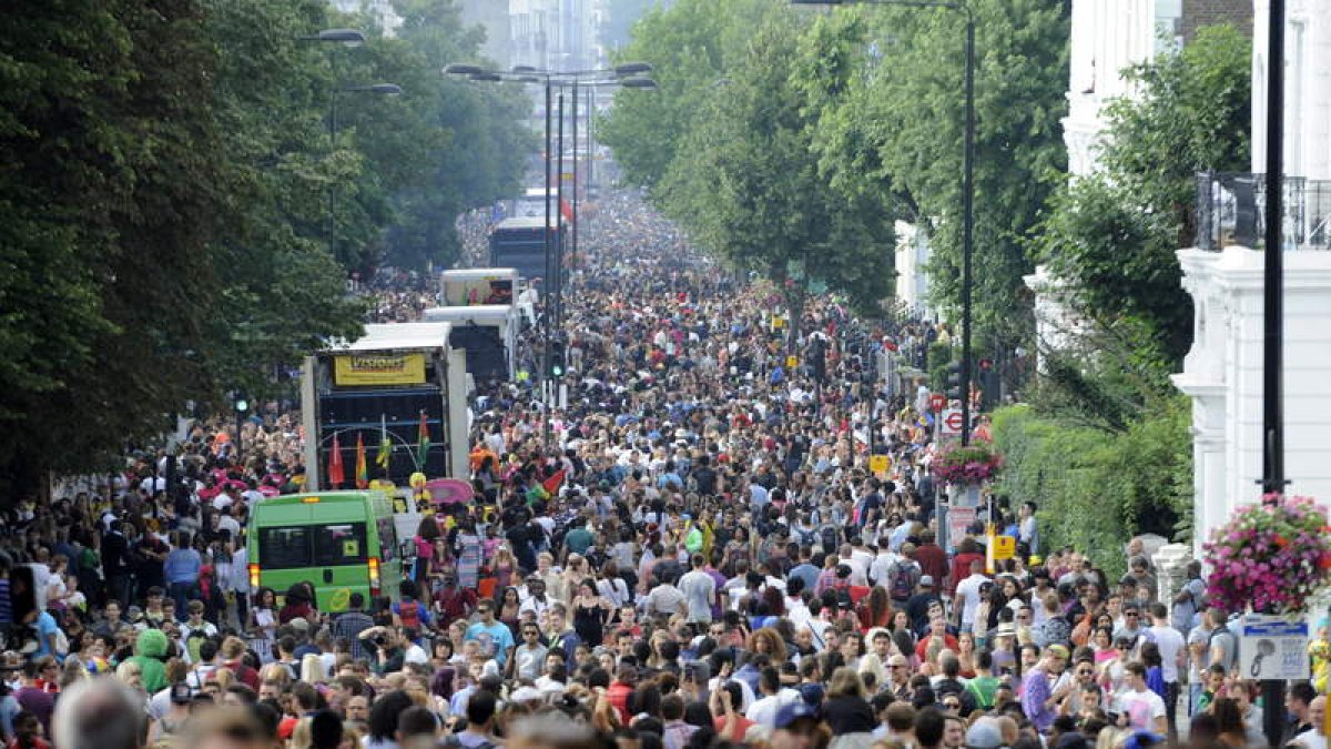 Miles de personas abarrotaban ayer el barrio londinense de Notting Hill en la primera jornada del carnaval.