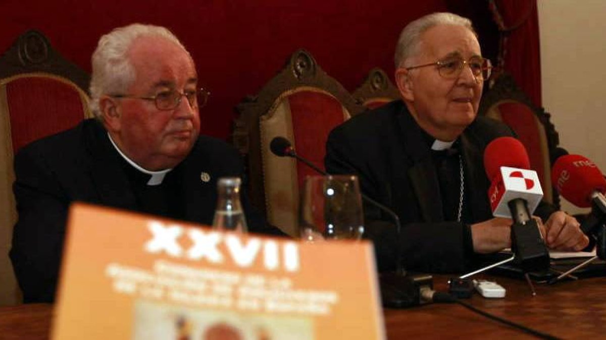 Agustín Hevia, presidente de la Asociación de Archiveros, y Julián López, obispo de León.