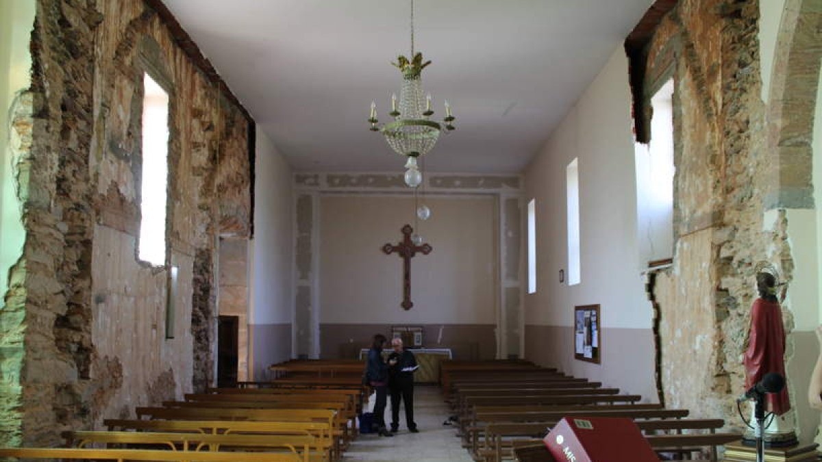 Estado actual que presenta el interior de la iglesia del pueblo.