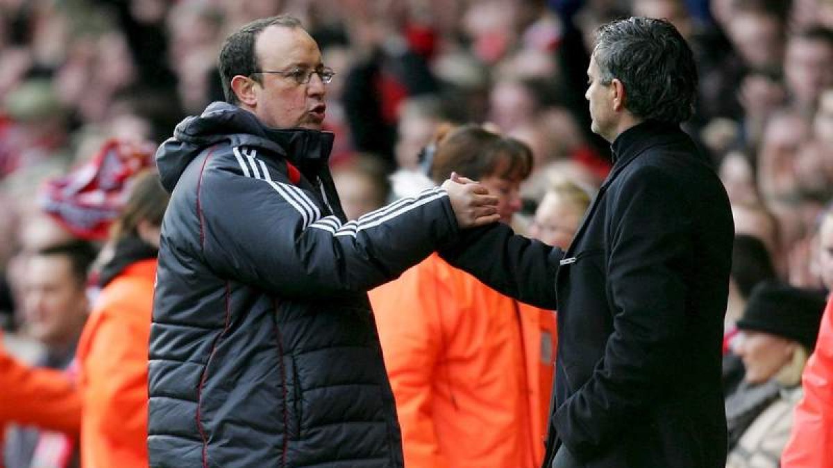 Rafa Benítez y Jose Mourinho se saludan en un partido entre Liverpool y Chelsea